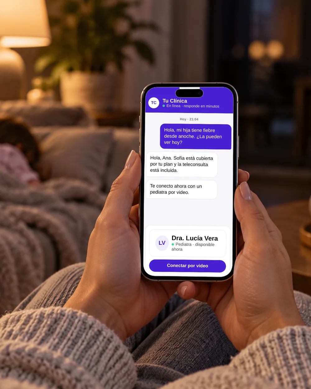 De noche en casa, una madre escribe a la clínica desde su teléfono y le ofrecen una teleconsulta con una pediatra